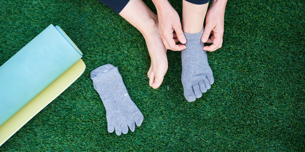 yeuG Pilates Grips Socks for Women, Non Slip Socks for Yoga, Barre, Dance,  Hospital, Workout Anti Skid Crew Socks at  Women's Clothing store