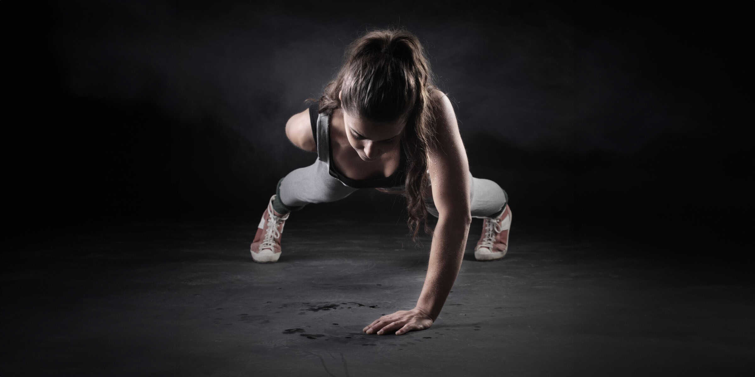 woman single hand pushup